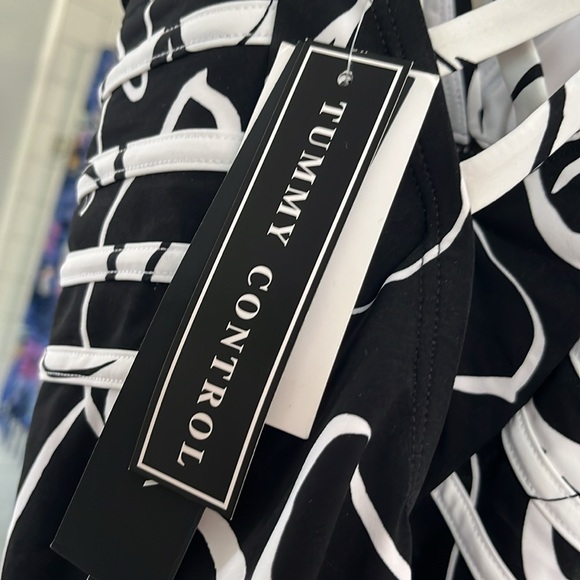 NWT La Blanca Moonlight Crossback One PieceChic Black and White Swimsuit Size 12 - Picture 6 of 9